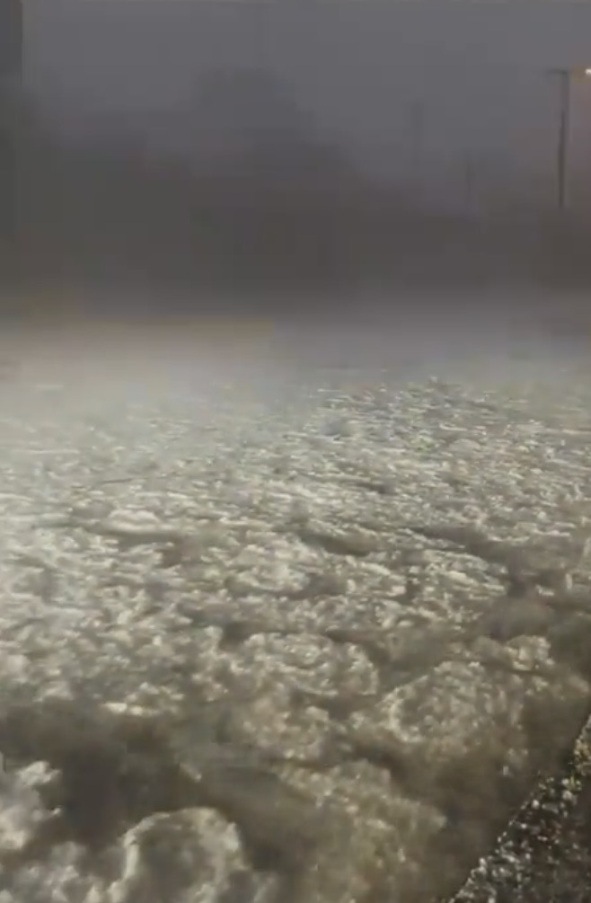 貴陽落雹街頭「冰流成河」 。 央視新聞