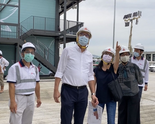 早前，发展局局长黄伟纶（左二）在建筑署署长林余家慧（右二）的陪同下，视察竹篙湾第二期检疫营舍的工程进度。