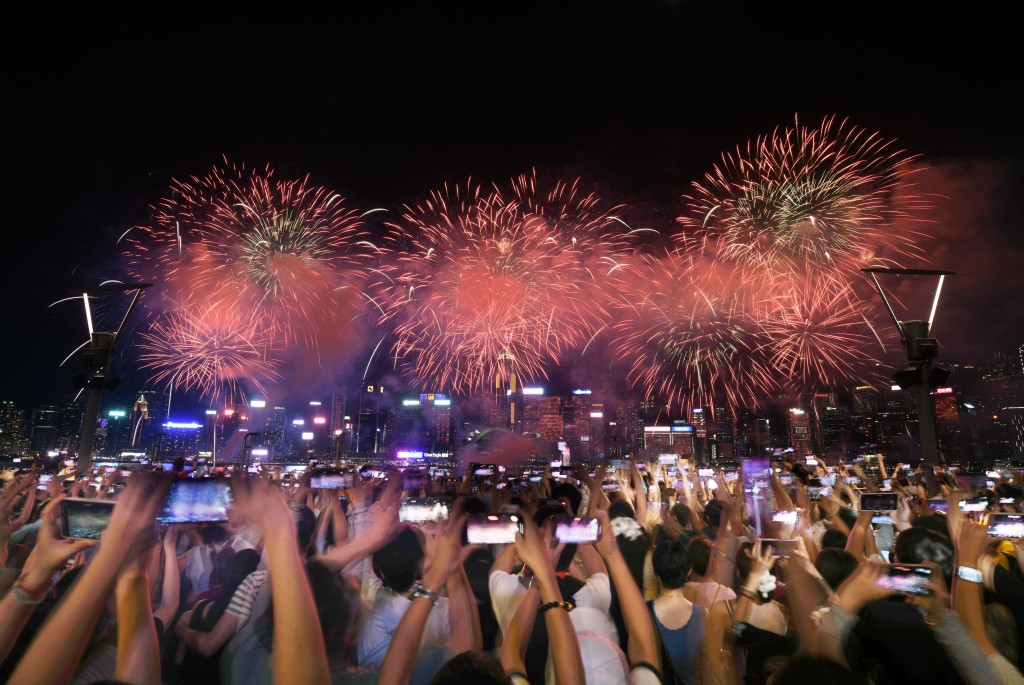 國慶煙花匯演維港上空綻放。 國慶煙花匯演維港上空綻放。