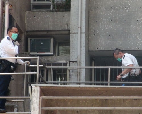 女死者被發現於一樓簷篷。林思明攝