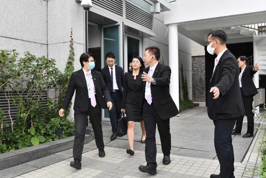 陳巧敏指，當時並無法例限制單人持有大量授權票。