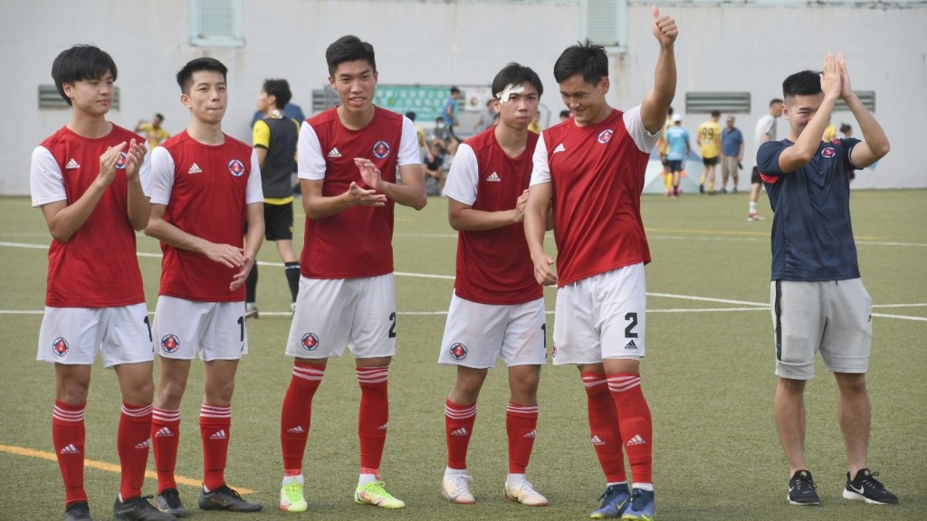 南华向到场的半百球迷挥手致谢。 支持本报记者摄