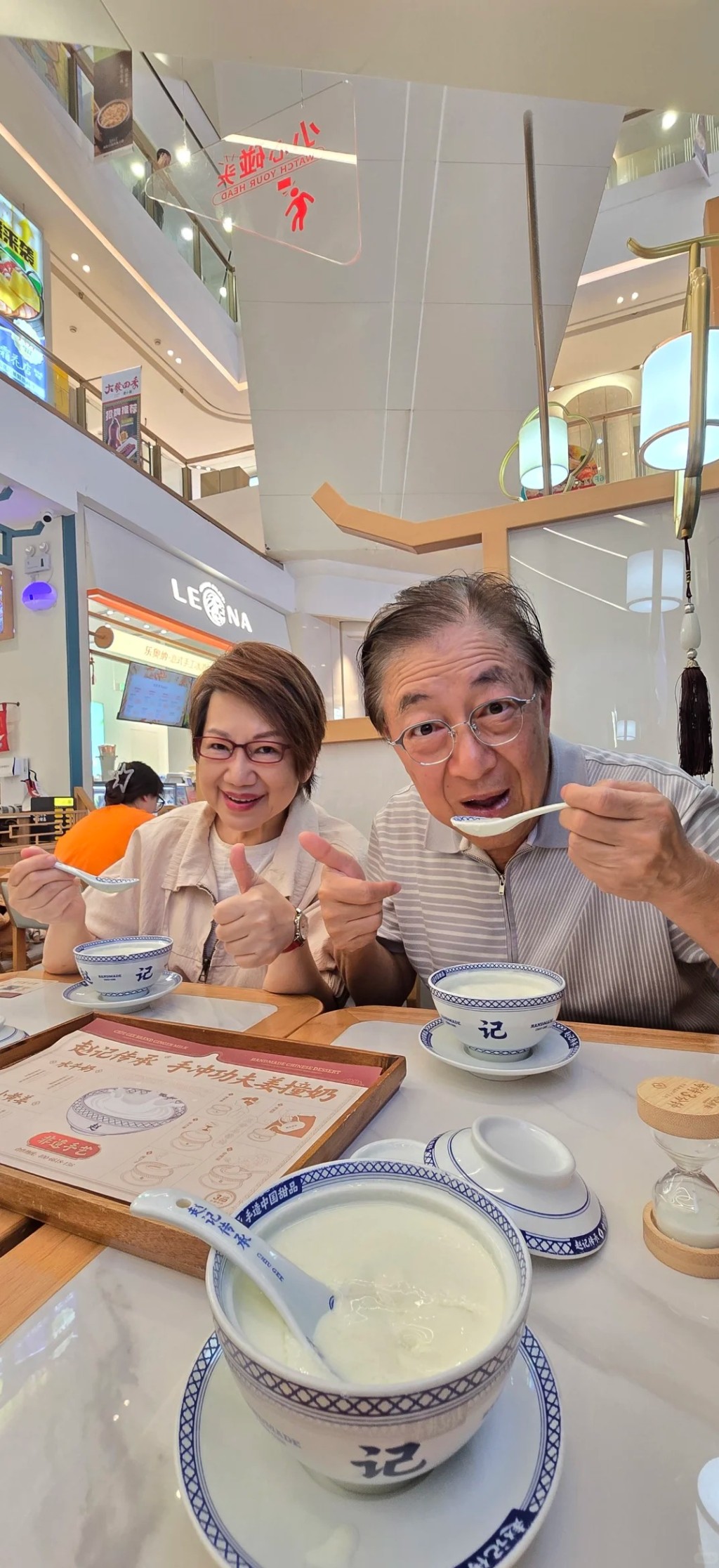 日前母親節,車淑梅與張文新在上海與女兒及女婿歡度。 日前母親節,車淑梅與張文新在上海與女兒及女婿歡度。