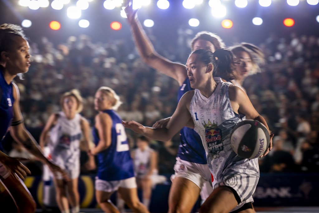 日本的G-Flow(白衫)在「Red Bull Half Court三人籃球賽」世界總決賽女子組決賽，面對澳洲的Hoops Capital。公關提供圖片