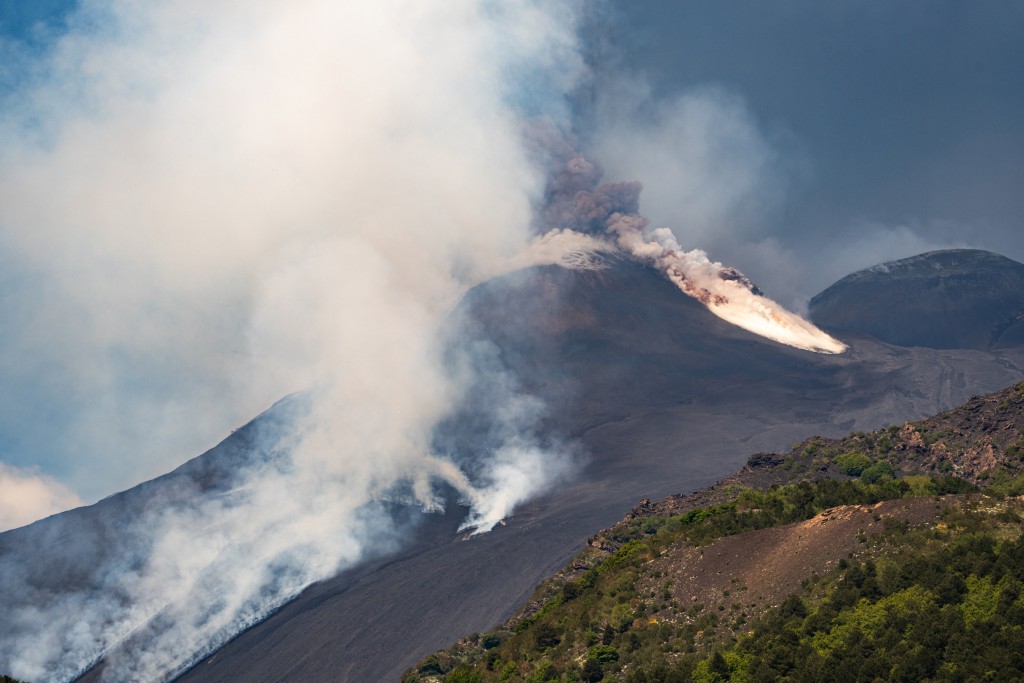 意大利埃特納火山爆發,出現火山碎屑流。 路透社 意大利埃特納火山爆發,出現火山碎屑流。 路透社