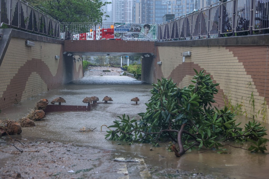 行人隧道水浸。何家豪攝