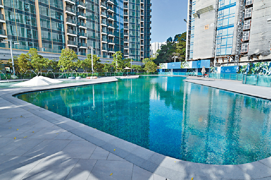 ■會所Club KOKO特設5大泳池，包括約50米長的戶外泳池、約20米的無邊際泳池及室內恒溫池等。