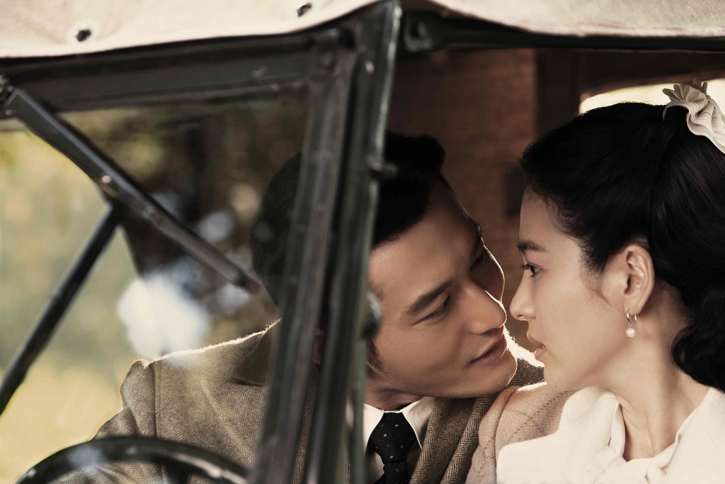 黄晓明在电影《太平轮：乱世浮生》与宋慧乔合作。