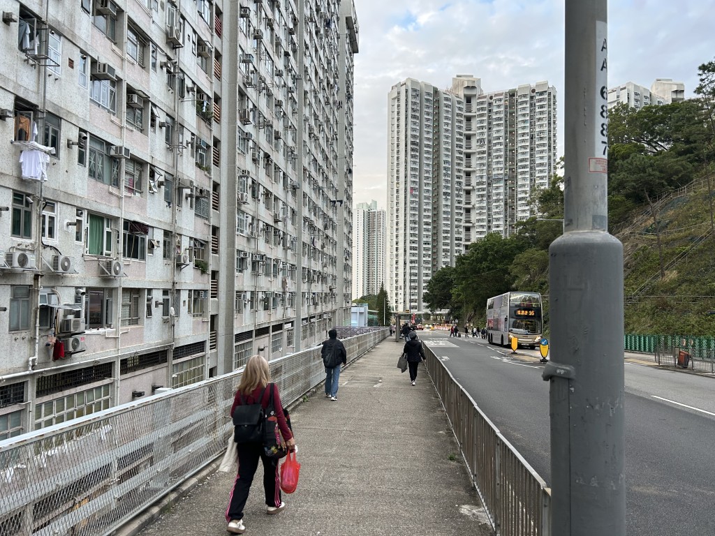 警方今早接獲報案，指7支豎立在藍田碧雲路的立法會選舉候選人旗幟被人破壞。曾志恒攝