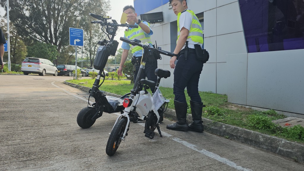 警方扣查10部電動單車及1部電動滑板車。