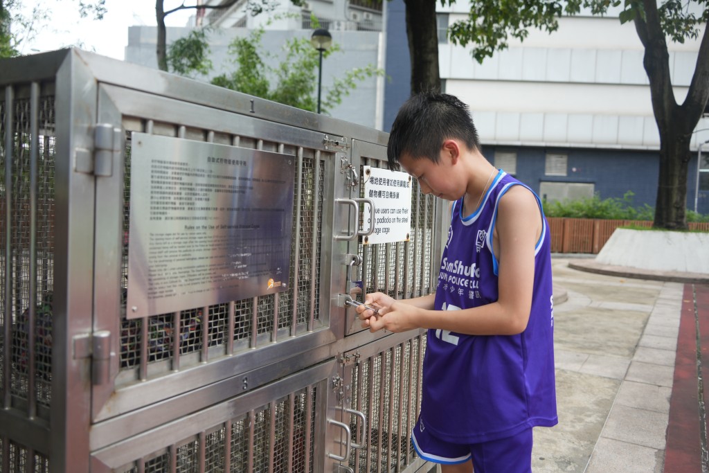 深水埗警区联同区内少年警讯「青岚」篮球队，以及警队学长计划的学生，走访区内不同的球场进行宣传，藉此教育市民正确使用设于球场的储物笼。吴艳玲摄