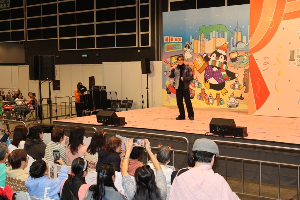 羅啟豪計劃每年錄製一首聖誕歌。