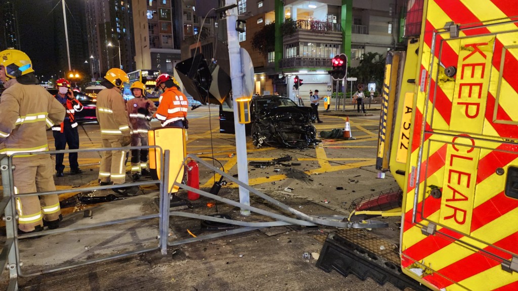兩車於交通燈交匯處撞個正著。黎志偉攝