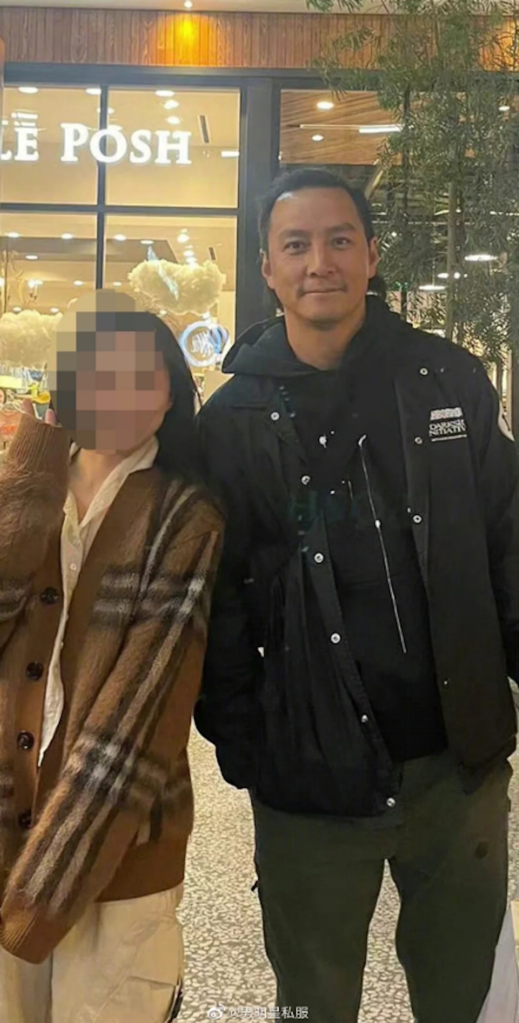 吳彥祖近日在美國街頭被網友野生捕獲，未料疑似後退的髮線引起大眾討論。