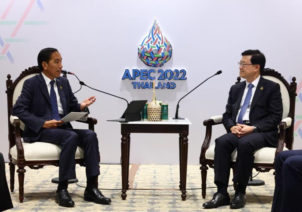 李家超去年出席APEC会议，与印尼总统佐科维多多会面。资料图片