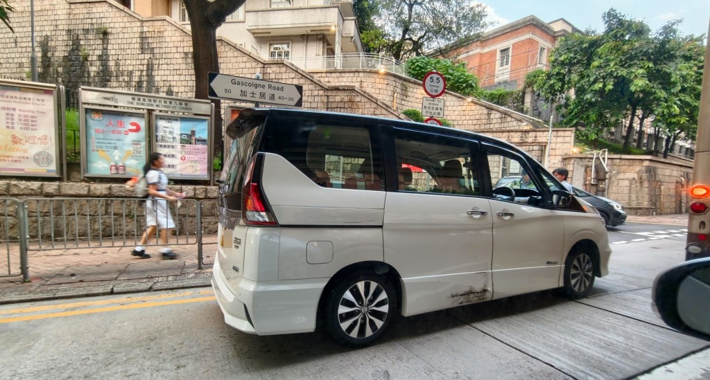 涉事平治房車在加士居道一部七人車。黃文威攝 涉事平治房車在加士居道一部七人車。黃文威攝