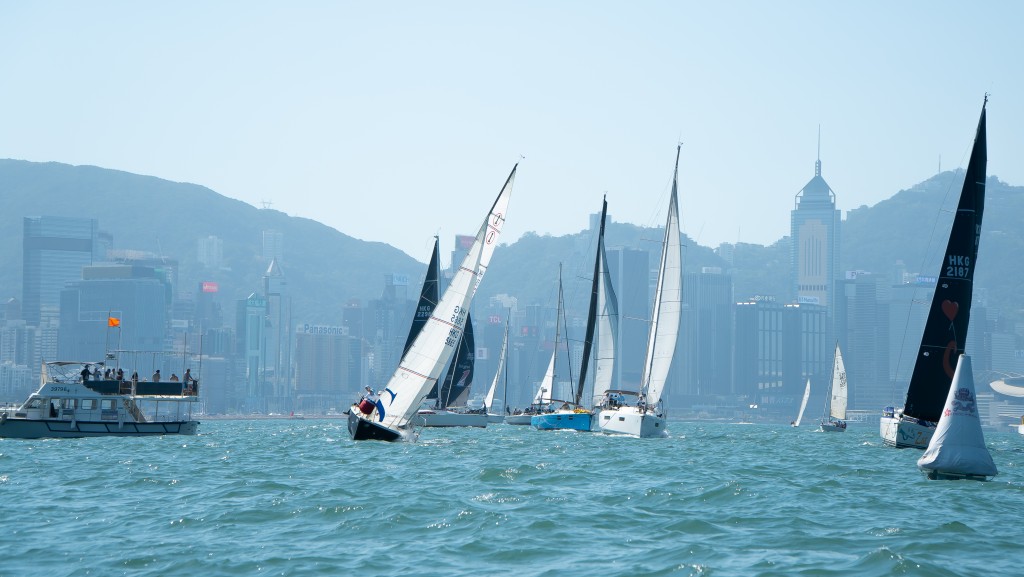 香港遊艇會今日(16日)於維港上演「世界航商大會母校盃帆船賽」(下稱母校盃),賽事錄得46艘船隊伍參賽,分別角逐「PHS」及「ATI組別」冠軍。 香港遊艇會今日(16日)於維港上演「世界航商大會母校盃帆船賽」(下稱母校盃),賽事錄得46艘船隊伍參賽,分別角逐「PHS」及「ATI組別」冠軍。