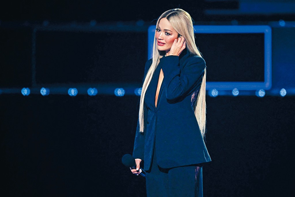 Rita Ora眼泛淚光在頒獎禮尾聲向已故好友Liam Payne致敬。