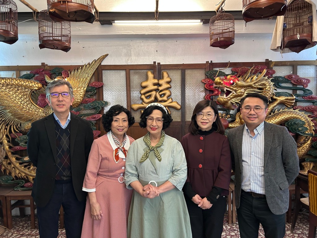 Agent T與團隊在拍攝宣傳片期間探班，代表部門感謝波姐同素雲姐參與今次宣傳。運輸署Agent T FB圖片