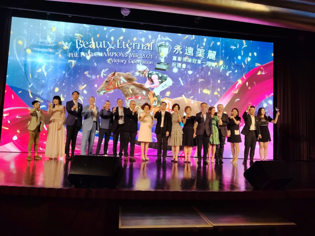 刚周一「美丽」系郭少明与太太郭罗桂珍、儿子郭浩泉和两位千金郭诗慧及郭诗雅设宴，庆祝「永远美丽」胜出今届冠军一哩赛。