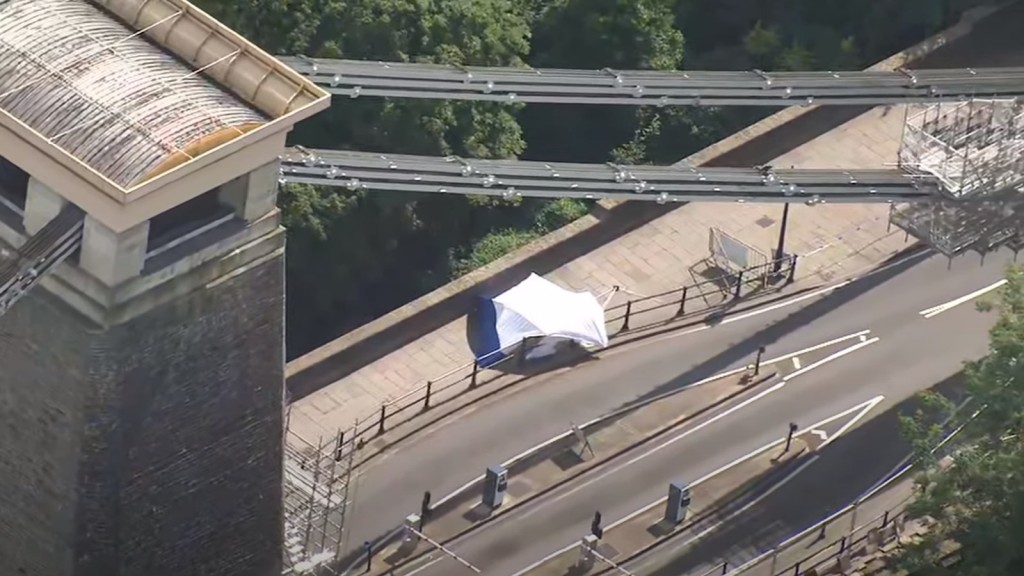 克利夫顿吊桥上可见警方架起的帐篷。网图