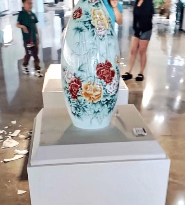 被打碎的陶瓷花瓶周围还陈列了多件同样精致的花瓶，却竟然没有任何保护设施。