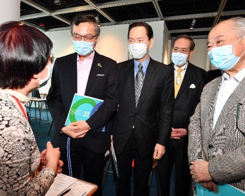 行會成員到訪家居檢疫控制中心。政府新聞處