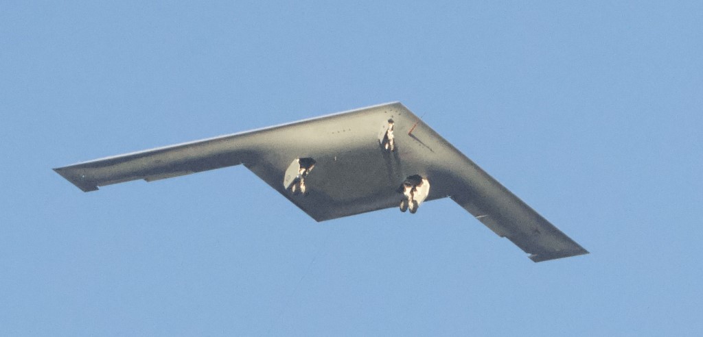 美軍新一代隱形戰略轟炸機B-21已試飛。X@Matt Hartman 
