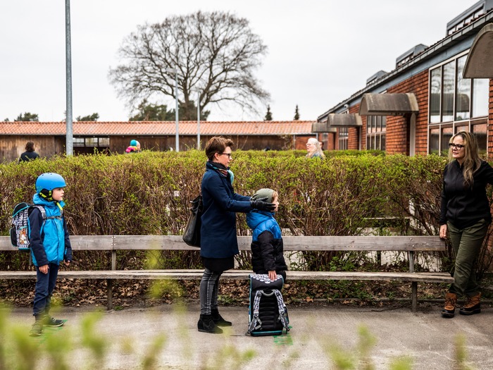 丹麦家长带孩童上学。路透社