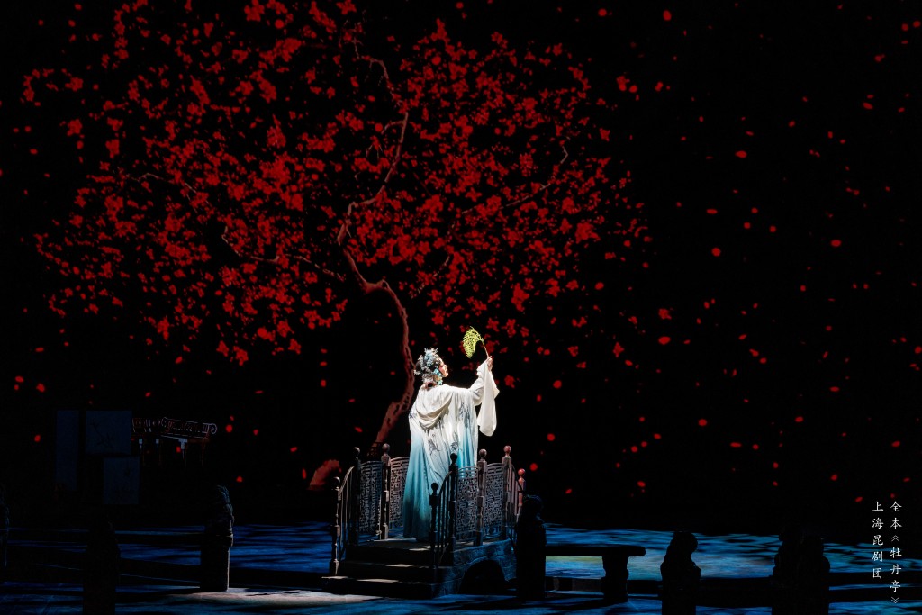 明年的香港藝術節將帶來舞台上難得一見的足本55齣《牡丹亭》。