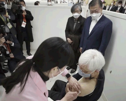 南韓積極建議60歲以上人群接種新冠疫苗。AP