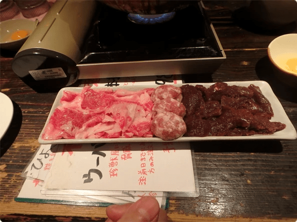 橫濱市的野味餐廳「珍獸屋」 ，棕熊肉和浣熊肉（右）。網圖