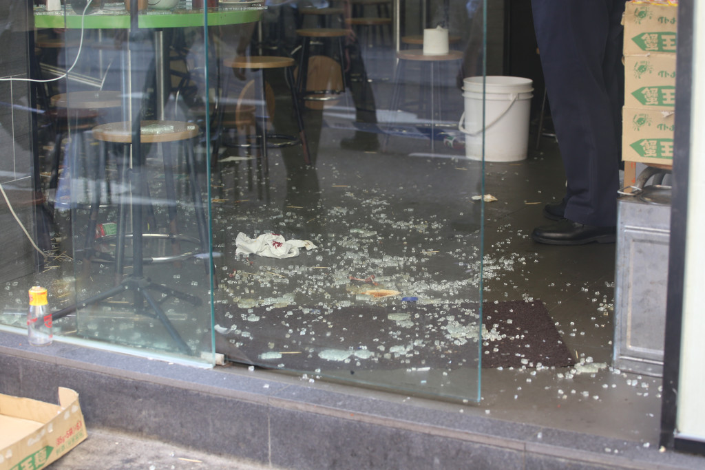 地上亦满布玻璃碎片。