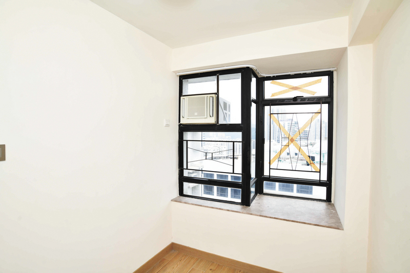 房間設有大玻璃窗，可引入更多陽光。