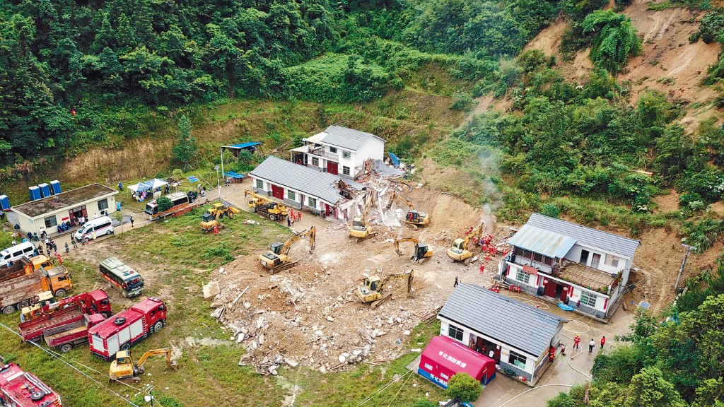 湖南斗溪村數間房屋被山泥淹沒。
