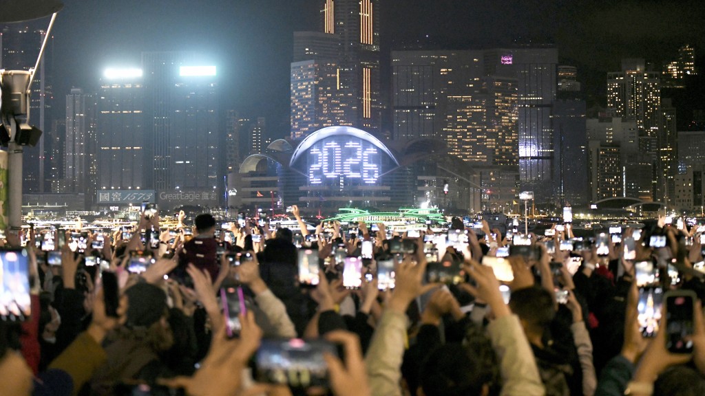 除夕元旦︱新年假期逾95萬人次訪港 按年升四成 內地旅客佔74萬