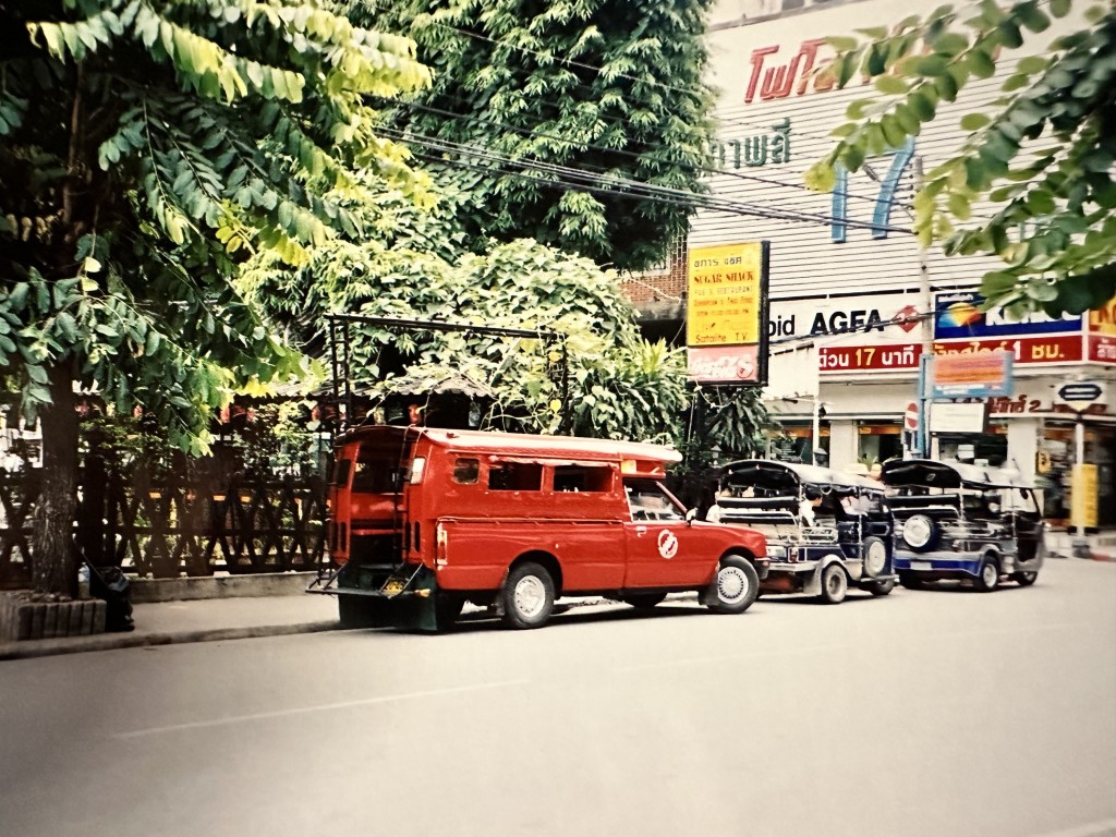 到泰國郊區可乘坐嘟嘟車，俗稱Tuk Tuk（前面），另一種是雙條車，像改裝的小貨車（後，紅色的車），於清遭也很常見到。