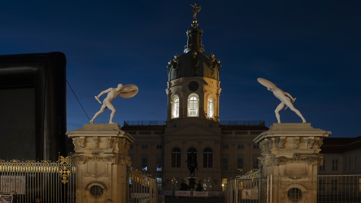 柏林夏洛滕堡宮等歷史建築及雕塑晚上關燈以節約能源。AP圖片