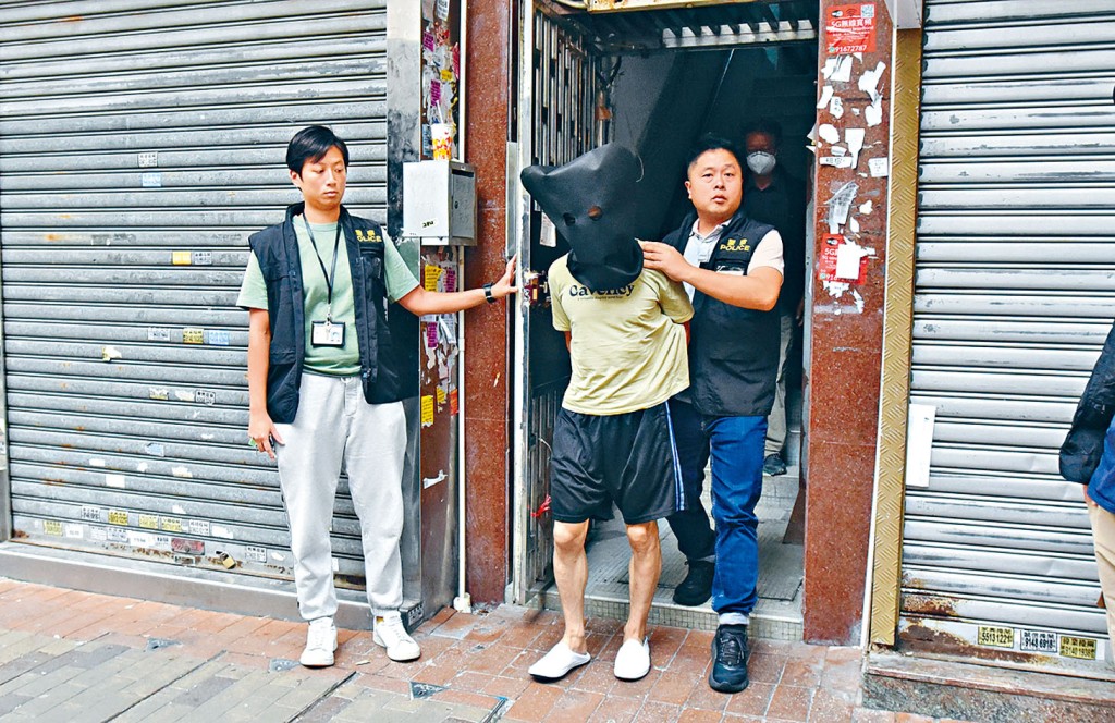 涉多宗T字街道牌被盜疑犯被蒙頭押走。