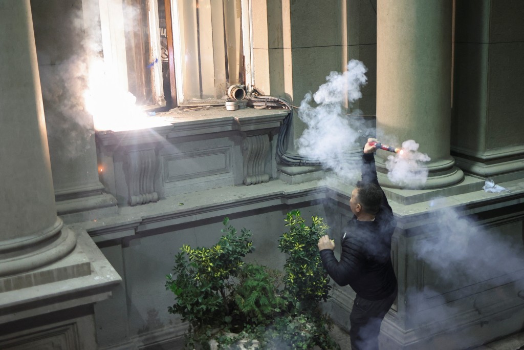 示威者投擲燃燒彈。美聯社