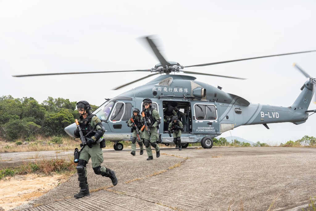 懲教署人員聯同政府飛行服務隊人員參與演習。 懲教署人員聯同政府飛行服務隊人員參與演習。