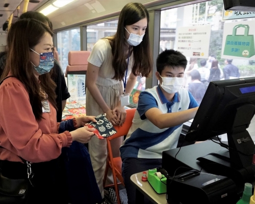 禮賢會恩慈學校將退役巴士改成「恩慈士多」。 受訪者提供
