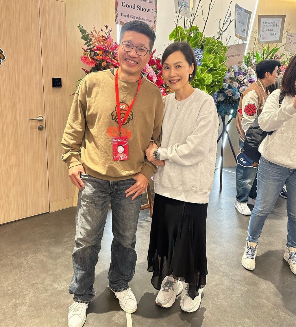 彭羚曾現身支持林海峰在亞博館舉行《Uncle Auntie Farewell Party演唱會2023》尾場,並在後台與人合照。 彭羚曾現身支持林海峰在亞博館舉行《Uncle Auntie Farewell Party演唱會2023》尾場,並在後台與人合照。