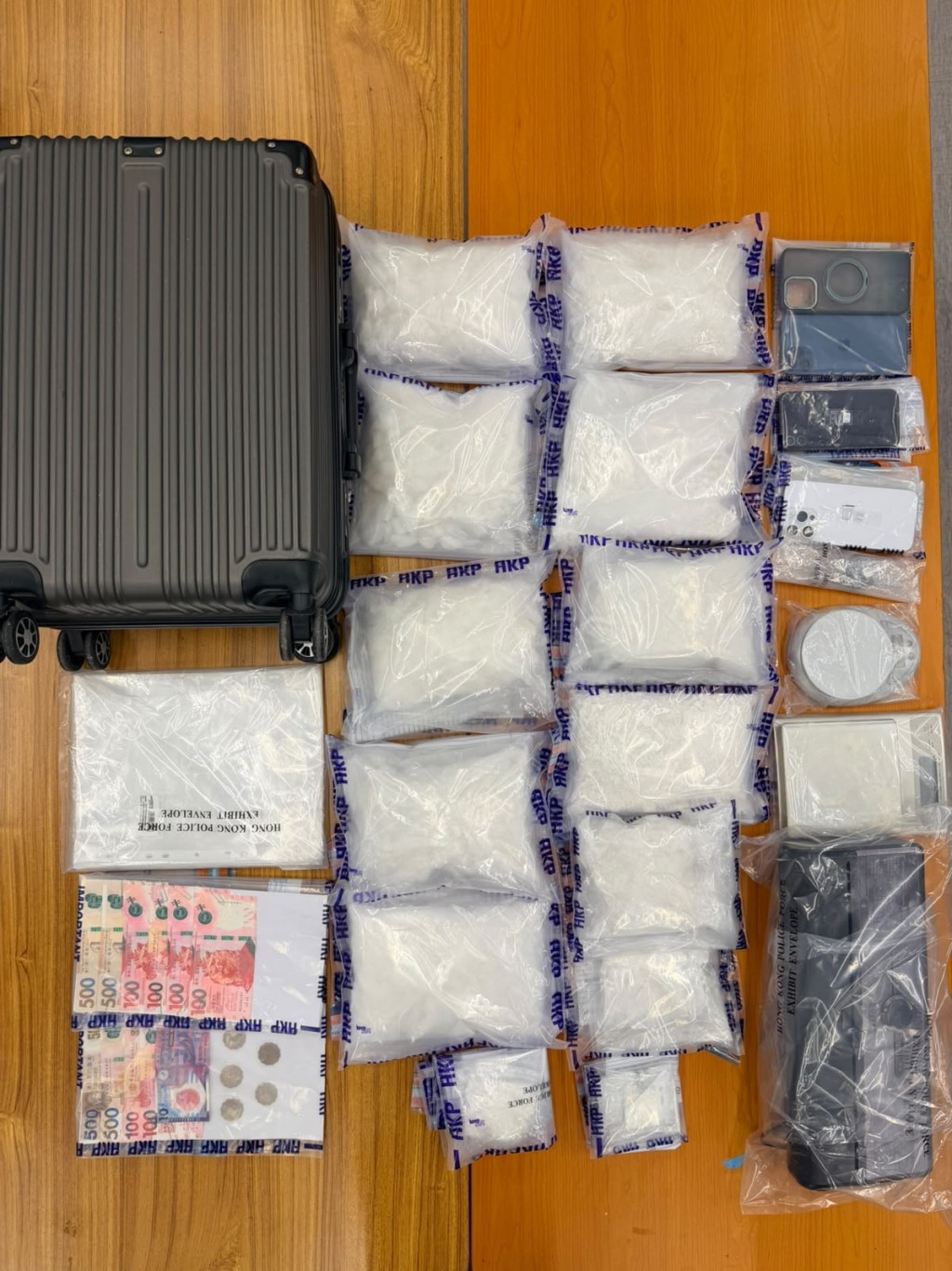 行動中，人員共檢獲約7.89公斤懷疑冰毒及約1.81公斤懷疑海洛英，總市值約480萬元。警方提供