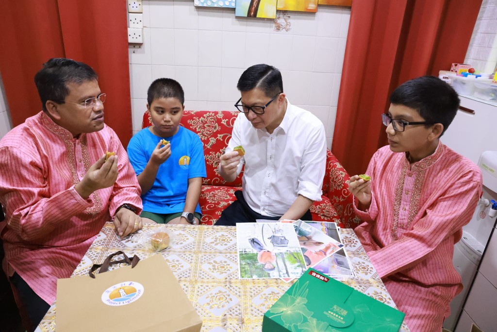 鄧炳強其後亦去到尼泊爾及孟加拉家庭探訪並送上月餅，指兩戶家庭都非常親切。（鄧炳強FB圖片）