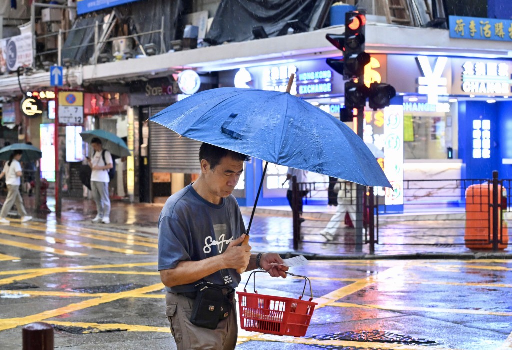 8月4日的黑雨,歷時超過11小時,為歷来生效時間第二長,僅次於2023年9月7日至8日的「世紀黑雨」。 8月4日的黑雨,歷時超過11小時,為歷来生效時間第二長,僅次於2023年9月7日至8日的「世紀黑雨」。