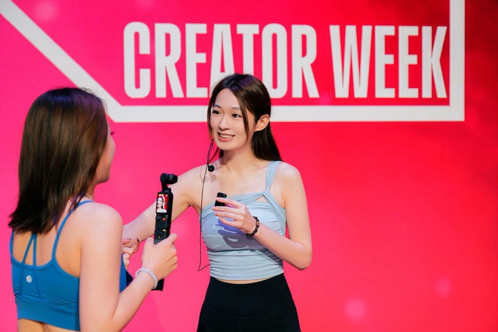 當日蔡潔擔任瑜伽導師,先後教各人呼吸方法、熱身及示範拜日式。 當日蔡潔擔任瑜伽導師,先後教各人呼吸方法、熱身及示範拜日式。