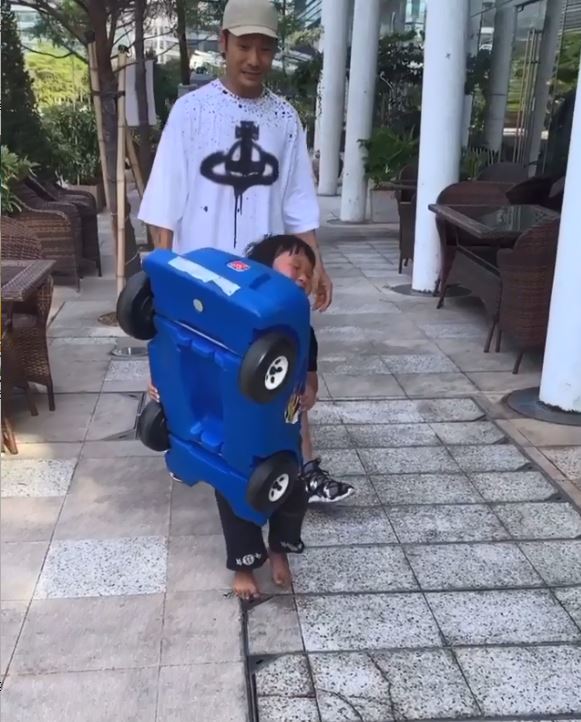 杜德偉唔只P圖仲剪埋片，將同囝囝玩嘅片配上情歌。