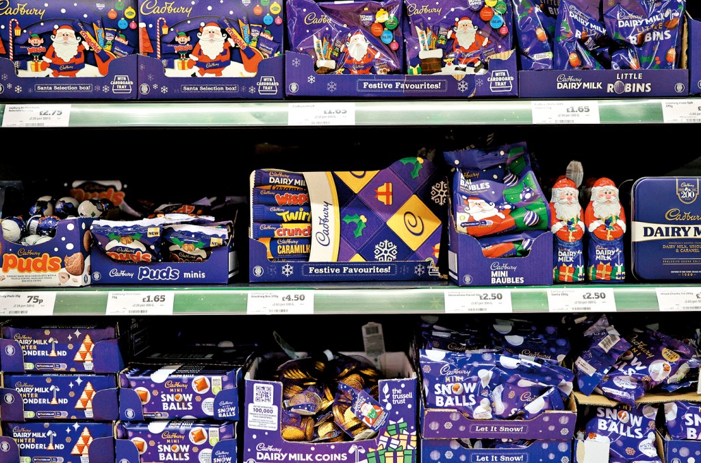 英國一間超市貨架上的吉百利朱古力。