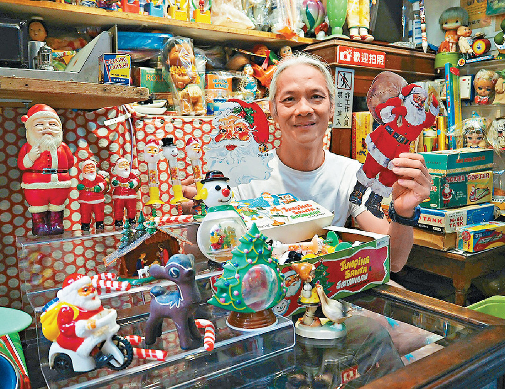 ■「幸福玩具店」店主莊慶輝與西港城合作舉辦「懷舊聖誕玩具展覽」，時隔30年復辦經典懷舊跳蚤市場。
